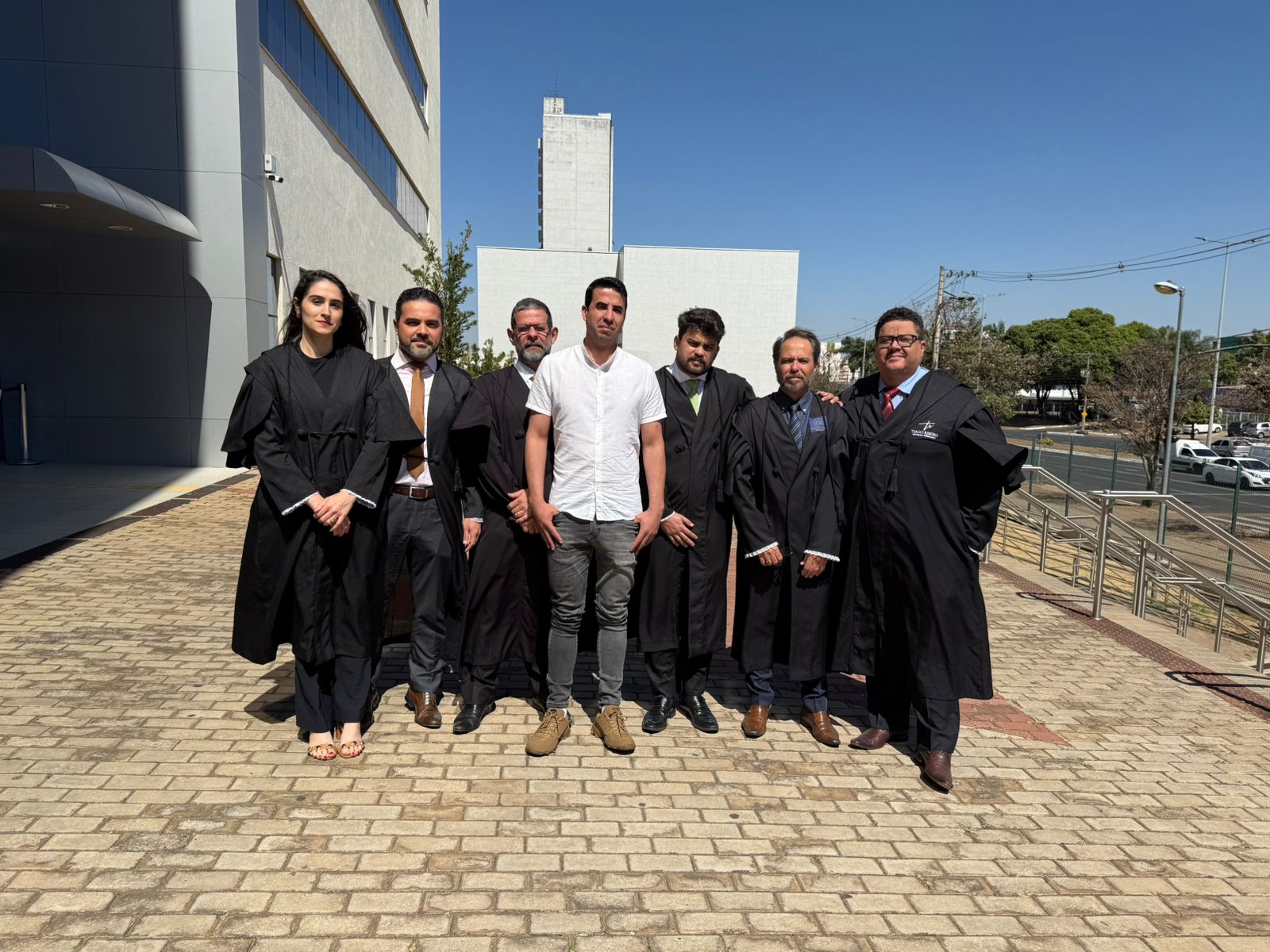 Equipe na Entrada do Fórum