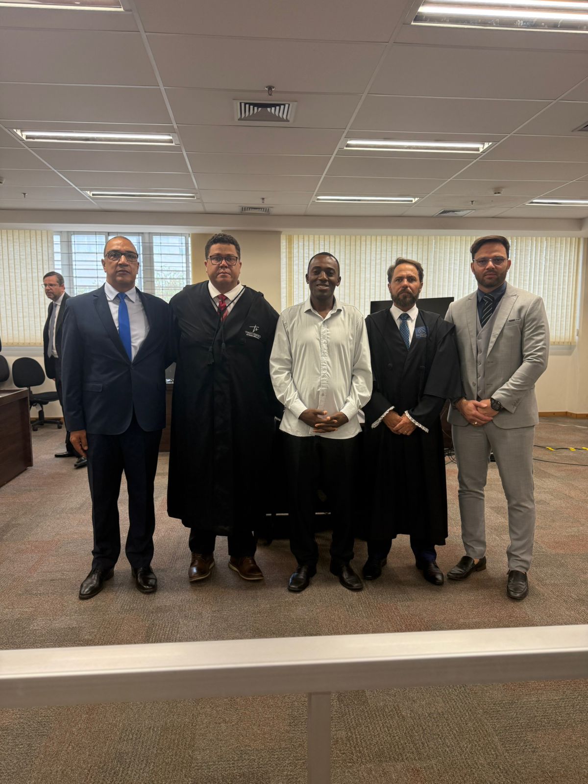 Equipe com Cliente no Tribunal